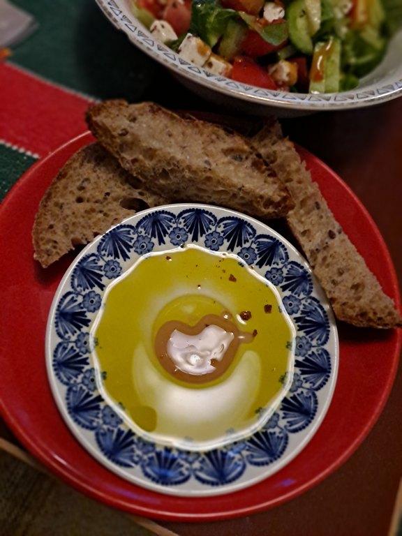 Granaattiomenabalsamico muodosti kauniin sydänkuvion oliiviöljyn keskelle