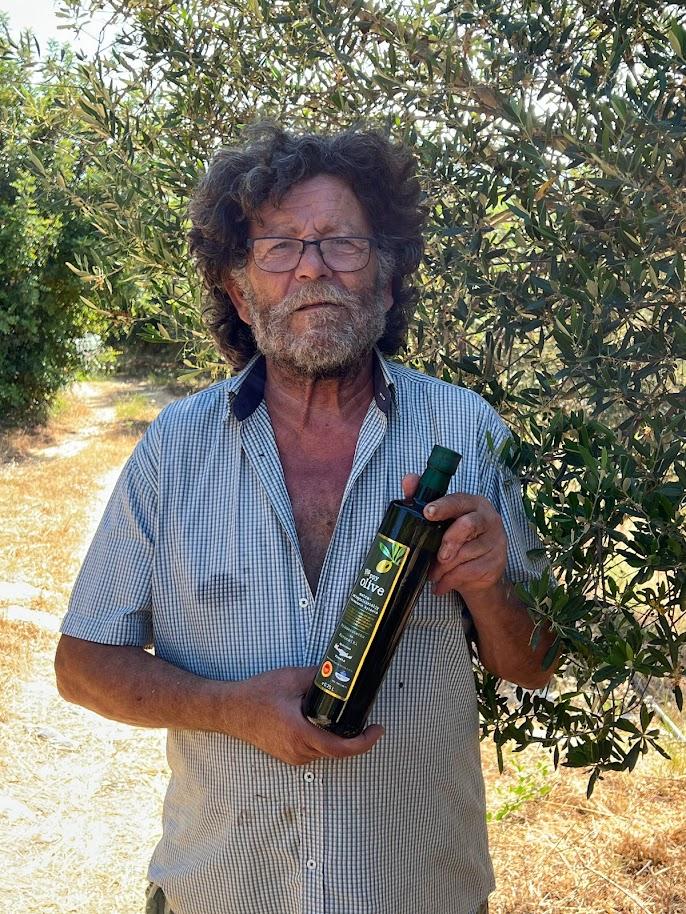 Viljelijä ja tuore oliiviöljy