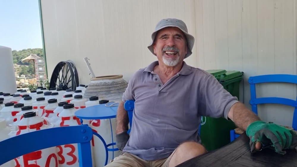 Iloinen viljelijä oliiviöljyerottamolla