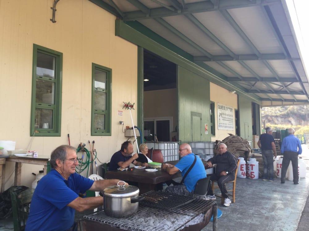 Viljelijöitä erottamon edustalla