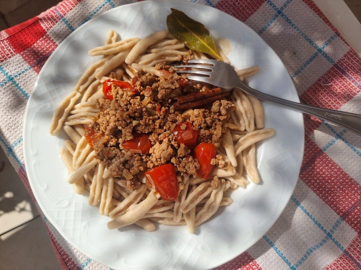 Jauhelihakastike pastalle