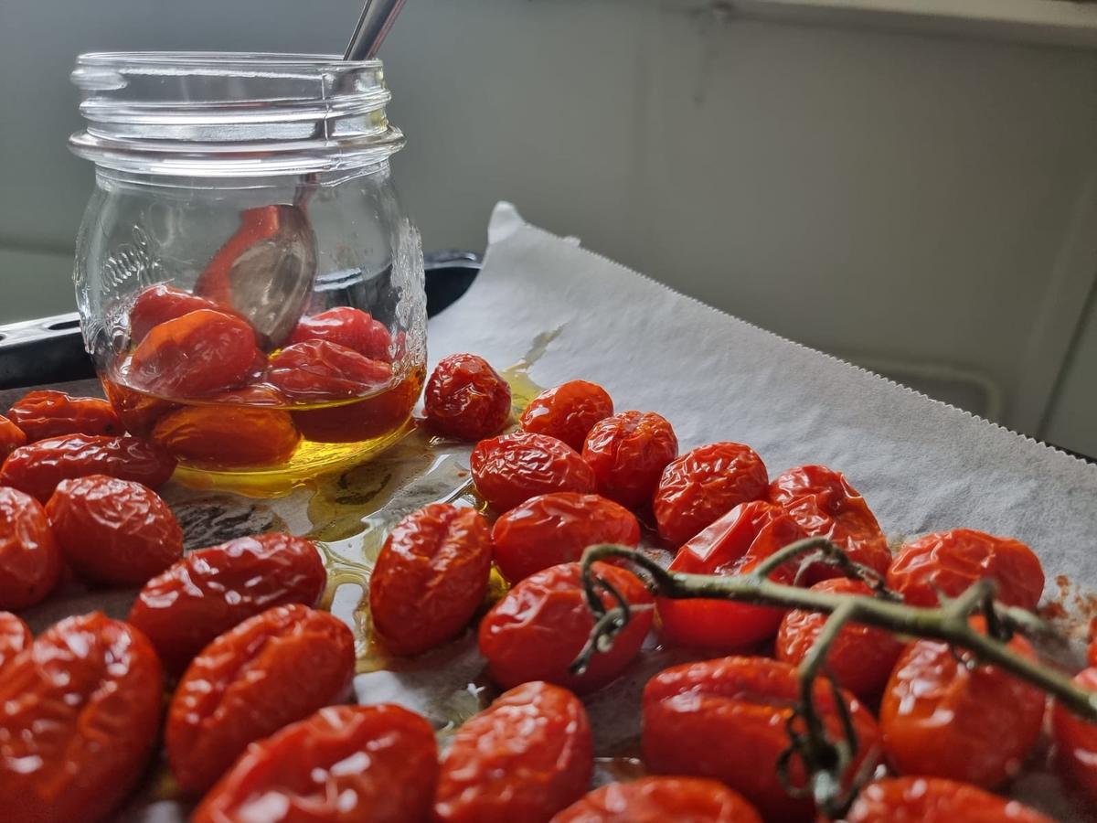 Kirsikkatomaatit purkissa