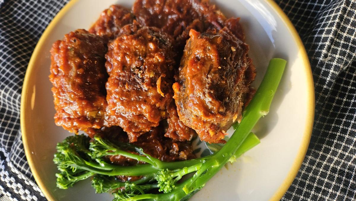 Mausteiset kikhernepyörykät tomaattikastikkeessa