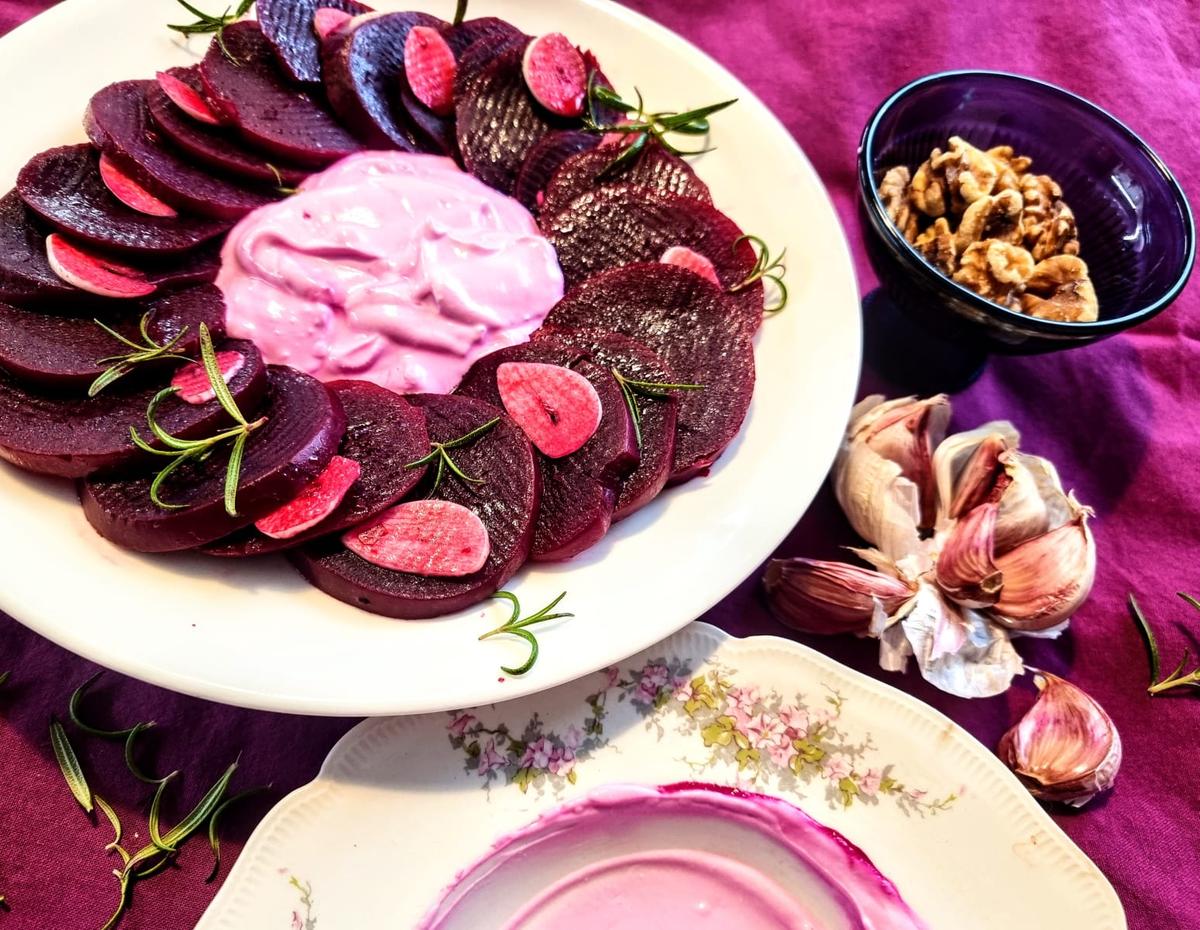 Punajuurisalaatti saksanpähkinöillä