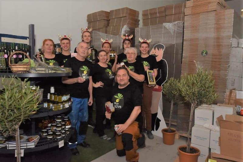 Pienviljelijöiden tuore oliiviöljy saadaan varhain korjatusta sadosta (Early Harvest)