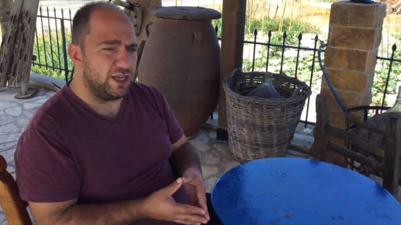 Pienviljelijöiden tuore oliiviöljy saadaan varhain korjatusta sadosta (Early Harvest)