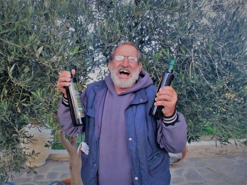 Pienviljelijöiden tuore oliiviöljy saadaan varhain korjatusta sadosta (Early Harvest)